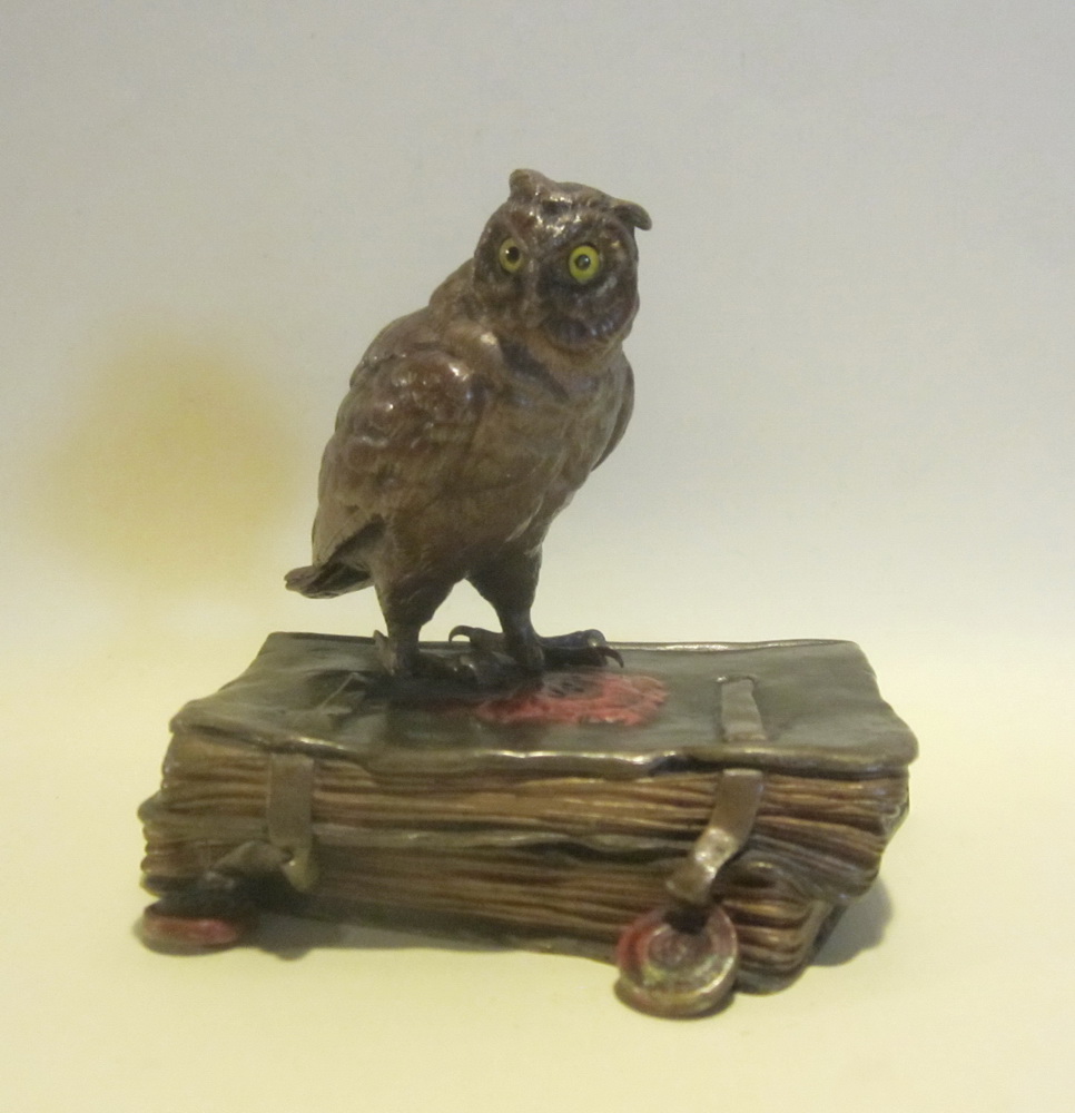 Antique Vienna bronze: owl on books; cold painted Wiener bronze, signed by Franz Bergmann H 11 cm;  ca 1900