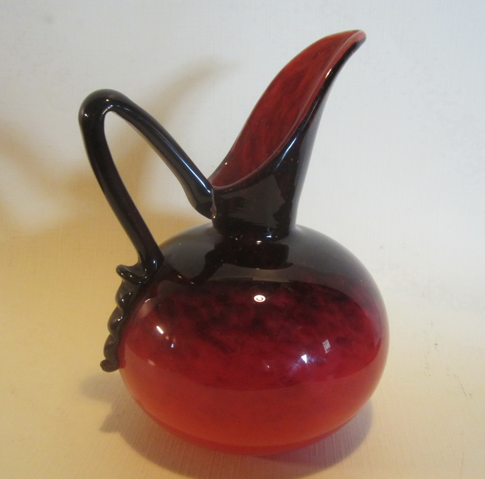 antique Schneider pitcher in vermilion red and dark purplish red colors typical of the origins of the "Jades" series in 1923-1924